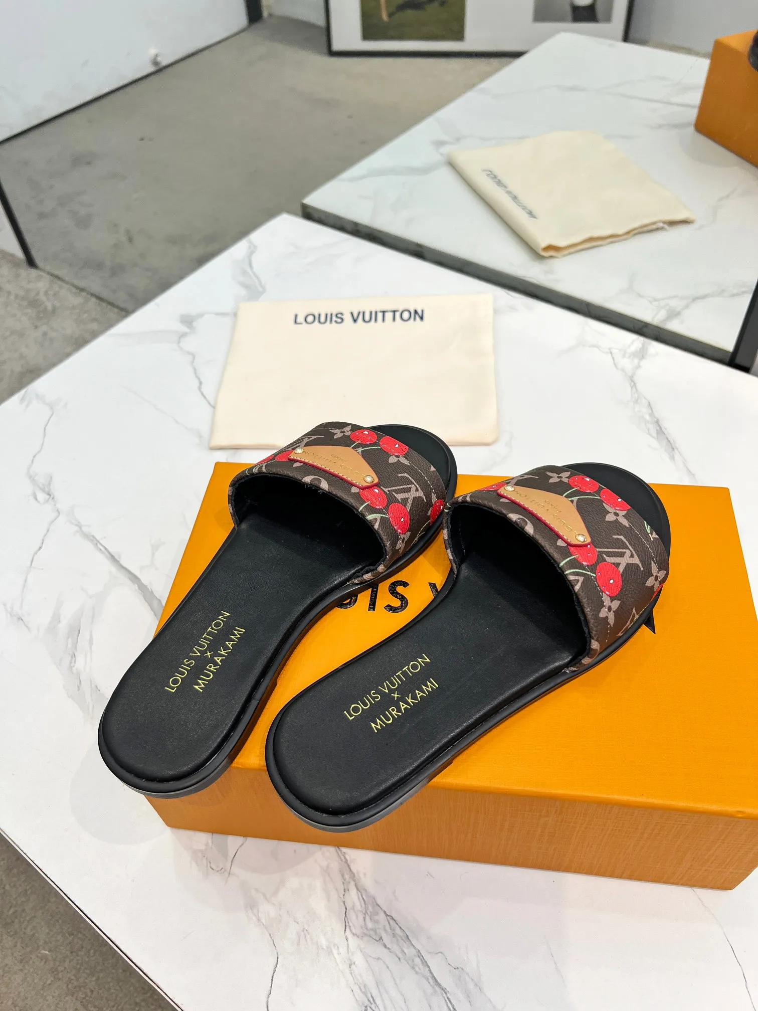 👟👟Ex-factory price 320👟👟 Genuine leather sole +40 Louis Vuitton, 1:1 advanced customization upper, fabric: customized LV special fabric, lining: sheepskin, original molding hardware, code number: 35-42, order with pictures, welcome to send pictures to place an order,